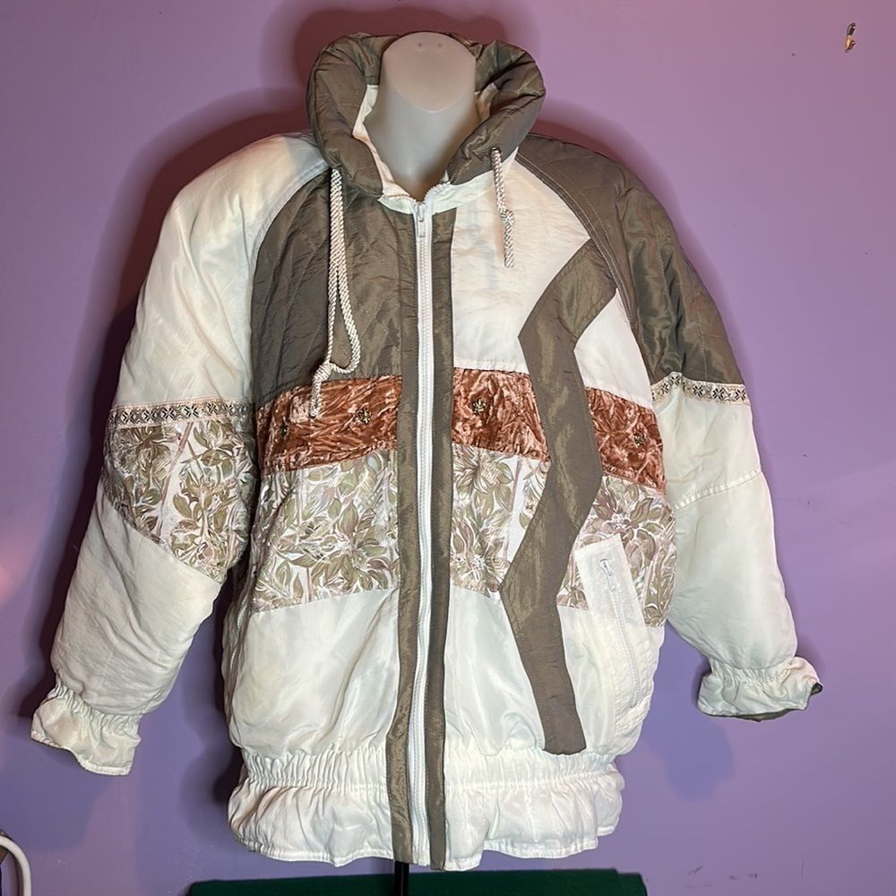 CG-4000 Women’s White Snow Jacket Parka Size Small Winter Coat Hooded